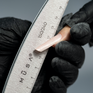 Limado de uñas con lima MŪSA NAILS